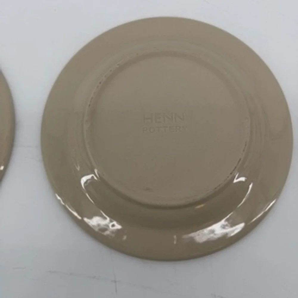 Henn Pottery Tan Taupe Stoneware 8.75 Inch Salad Dessert Plates‎ Set of 2 USA